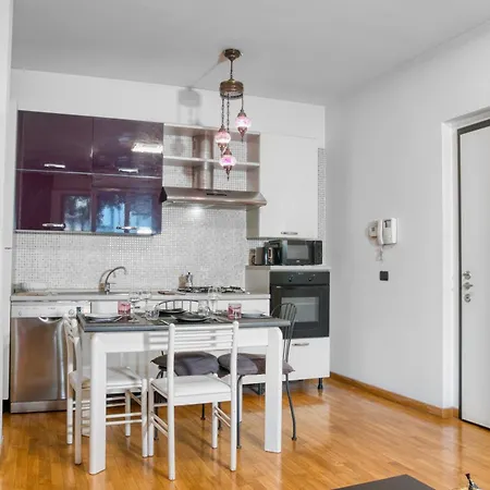 Cozy And Charming 2-bedroom In Isola With Big Terrace