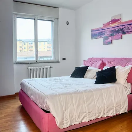 Cozy And Charming 2-bedroom In Isola With Big Terrace Milan